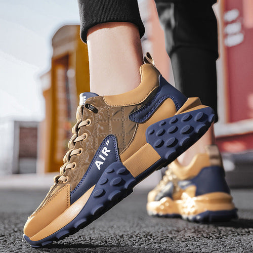 Liukkaudenestopohjalla varustetut urheilu- ja vapaa-ajan kengät 